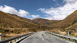 Montée entre les collines après Cardrona, Cardrona Road to Queenstown, Southland, Nouvelle-Zélande.