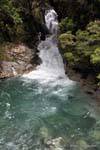 Torrent aux eaux vives, Fiordland, Road Te Anau to Milford Sound, Southland, Nouvelle-Zélande.