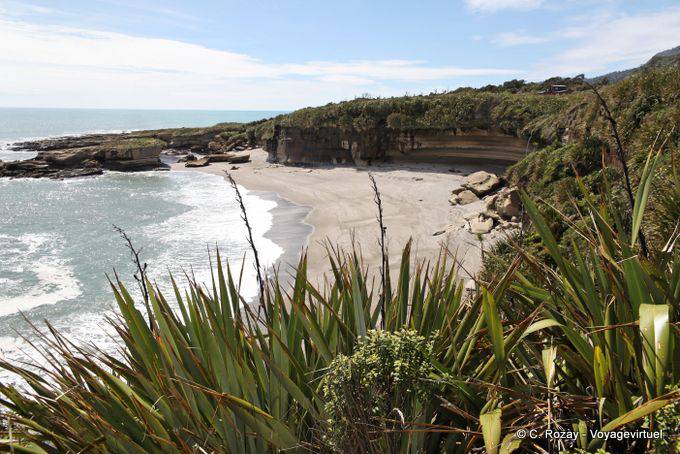 Plage vue depuis un promontoire côtier, Paparoa Park, Truman Track, Westcoast - Nouvelle-Zélande