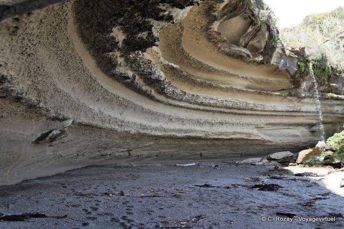 Cascade et falaise-grotte sur la plage, Paparoa Park, Truman Track, Westcoast - Nouvelle-Zélande