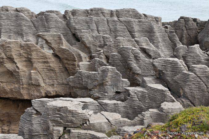 Les pluies, le vent et l'eau de mer ont sculpté les formes bizarres des Pancake Rocks, Punakaiki, Westcoast - Nouvelle-Zélande