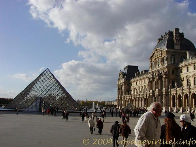Pyramide et Le Louvre, Paris - France