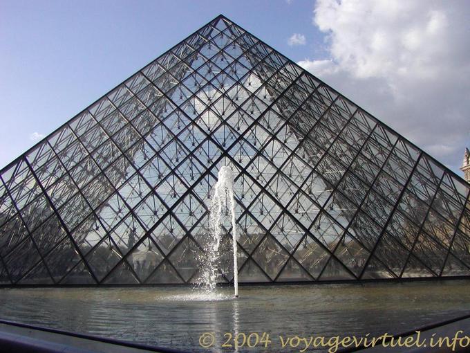 La pyramide et le jet d'eau, Louvre Paris - France
