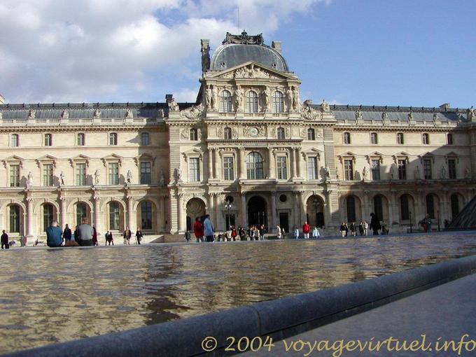 Bassin de la cour Napoléon et la façade Lescot, Le Louvre, Paris - France