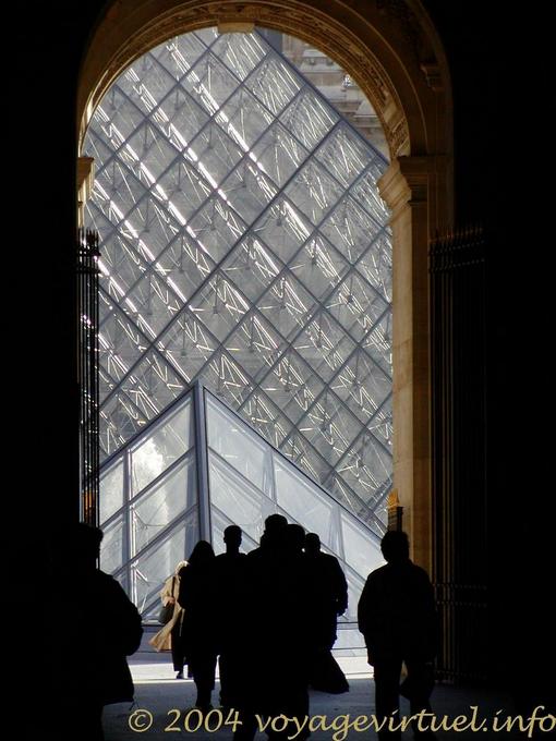 Lumière sur la pyramide de Peï, Paris Le Louvre - France