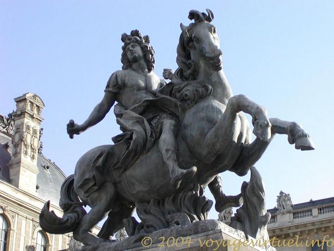 Statue du Bernin dans la cour Napoléon du Louvre, Paris - France