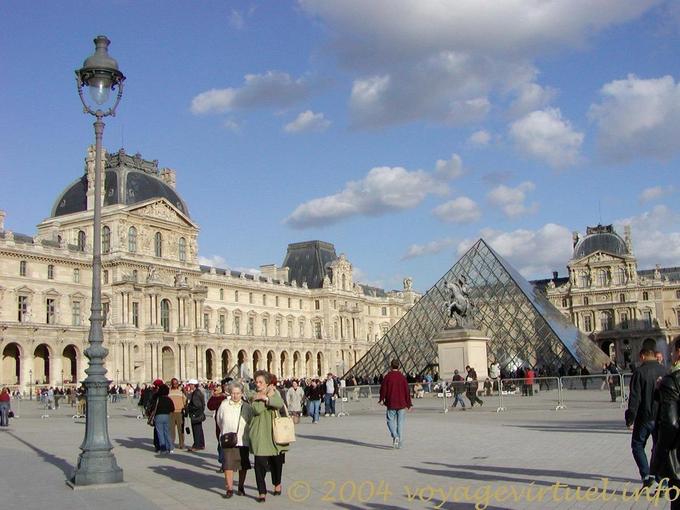 Vue sur Le Louvre, Paris - France