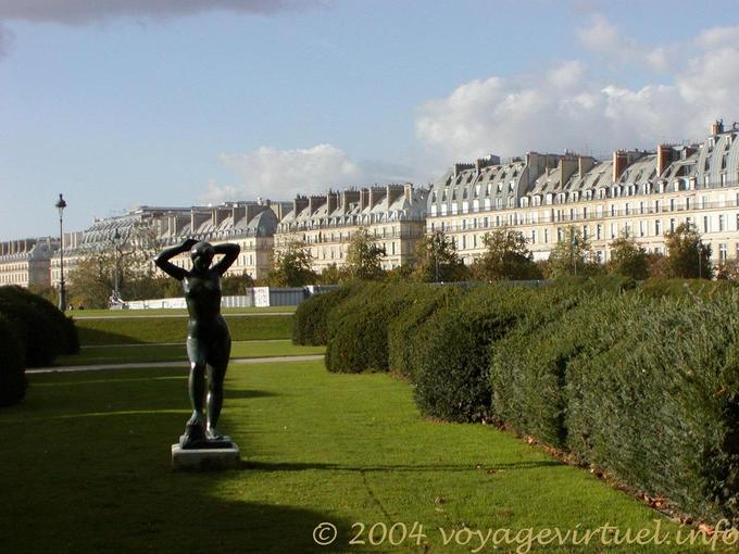 Baigneuse se coiffant, statue en bronze de Maillol aux Tuileries, Paris - France