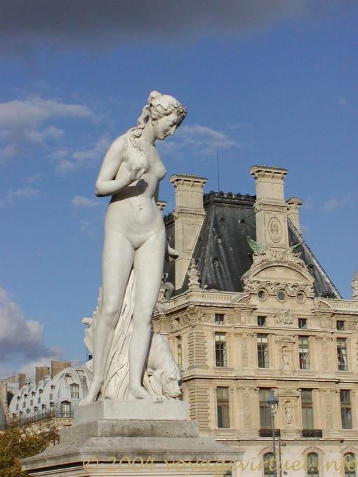 Statue de Diane par Lévêque au jardin des Tuileries devant Rivoli, Paris - France