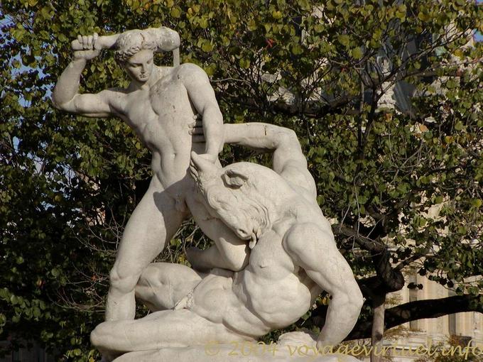 Thésée terrassant le Minotaure, Jardin des Tuileries, Paris - France