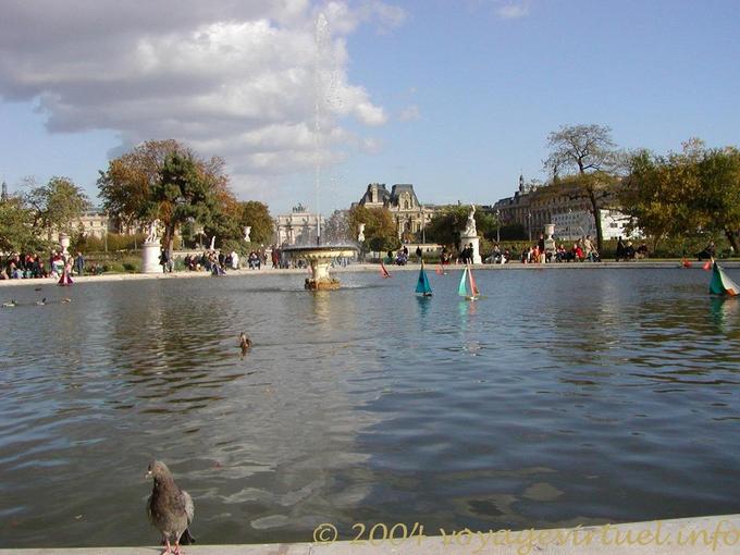 Grand Bassin rond du Jardin des Tuileries, Paris - France