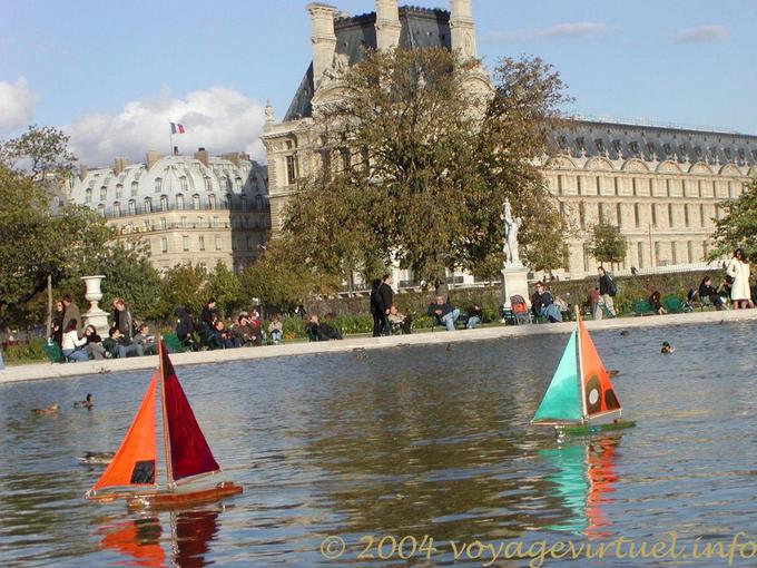 Petits bateaux s'en vont sur l'eau, voiliers au Jardin des Tuileries, Paris - France