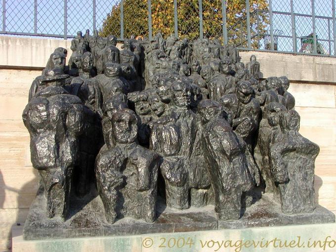 La Foule, Raymond Mason, sculpture en bronze, Tuileries, Paris - France
