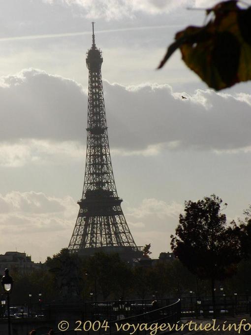 Vue penchée sur la Tour Eiffel, Paris - France