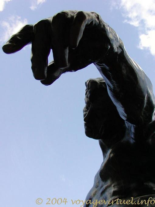 Main de bronze, L'Ombre de Rodin, Jardin des Tuileries, Paris - France
