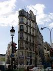 Etroite habitation, angle Clery Bonne-Nouvelle, Paris, France.