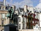 La statue équestre de Louis XIV par Bosio, place des Victoires, Paris, France.