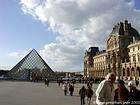 Pyramide et Le Louvre, Paris, France.