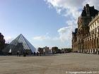 Cour devant Le Louvre, Paris, France.