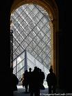 Lumière sur la pyramide de Peï, Paris Le Louvre, France.