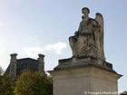 Victoire assise, statue d'Antoine-François Gérard, Jardin du Carrousel, Paris, France.