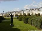 Baigneuse se coiffant, statue en bronze de Maillol aux Tuileries, Paris, France.