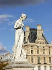 Statue de Diane par Lévêque au jardin des Tuileries devant Rivoli, Paris, France.