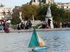 Navigation hardie, bassin du Jardin des Tuileries, Paris, France.