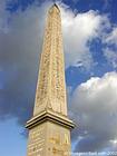 Au pied de l'obélisque, Place de la Concorde, Paris, France.