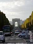 Encombrements sur les Champs Elysées, Paris, France.