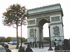Contre-jour sur l'Arc de Triomphe, Paris, France.