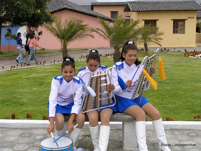 Jeunes majorettes et leurs instruments de musique, Otavalo -Équateur