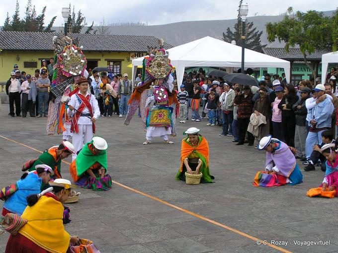 Spectacle de fête en costume traditionnel Inca, Otavalo -Équateur