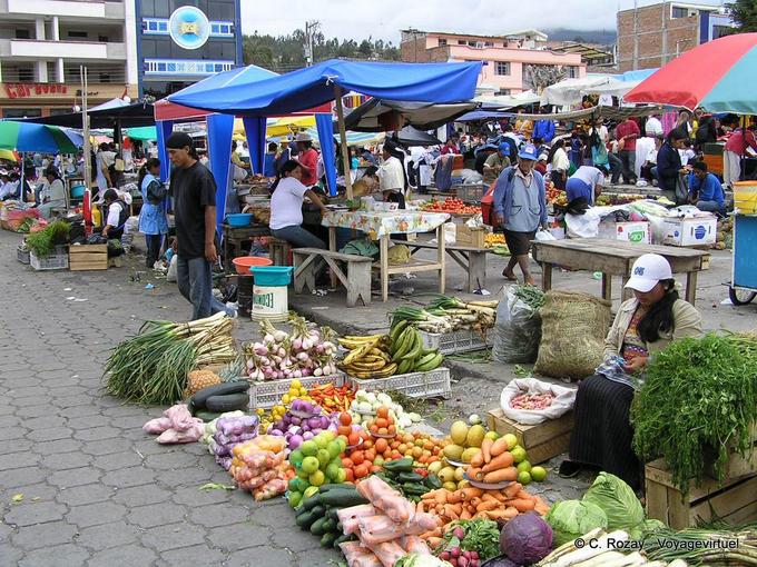 Marché sur la place des ponchos, Otavalo -Équateur
