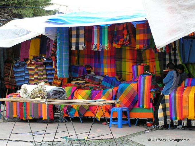 Fabuleuses couleurs des tissus artisanaux, Otavalo -Équateur
