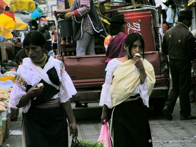 Visages de femmes en costume traditionnel féminin, Otavalo -Équateur