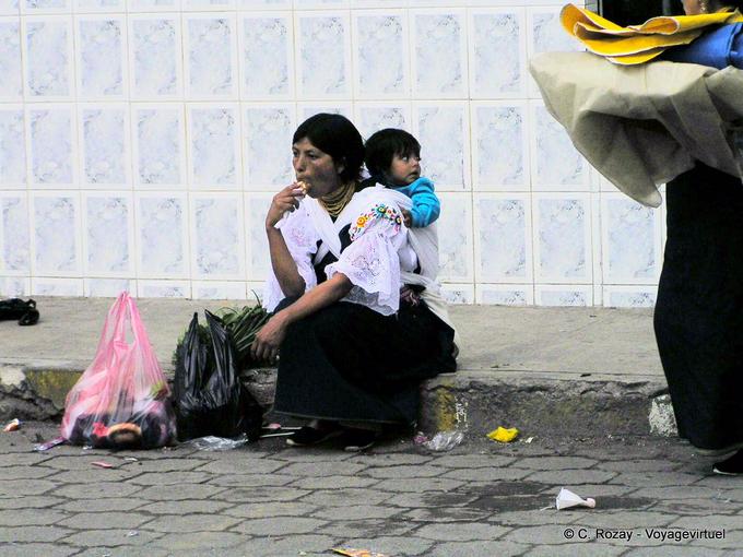 Maman et sa fille sur le trottoir suçant une glace, Otavalo -Équateur