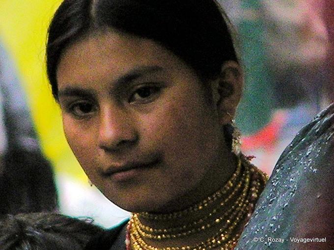 Indienne portant un collier en perles dorées (wallka), Otavalo -Équateur
