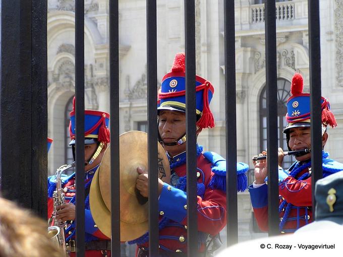 Musique militaire derrière les grilles, Lima -Pérou