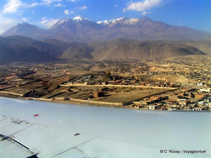 Arequipas vu sur l'aile d'avion -Pérou