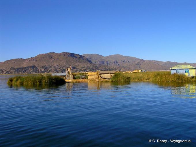 Paysage du lac Titicaca peuplé par les Aymaras -Pérou