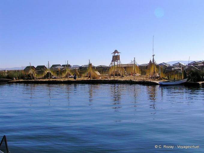 Village traditionnel Uros sur ile flottante, lac Titicaca -Pérou