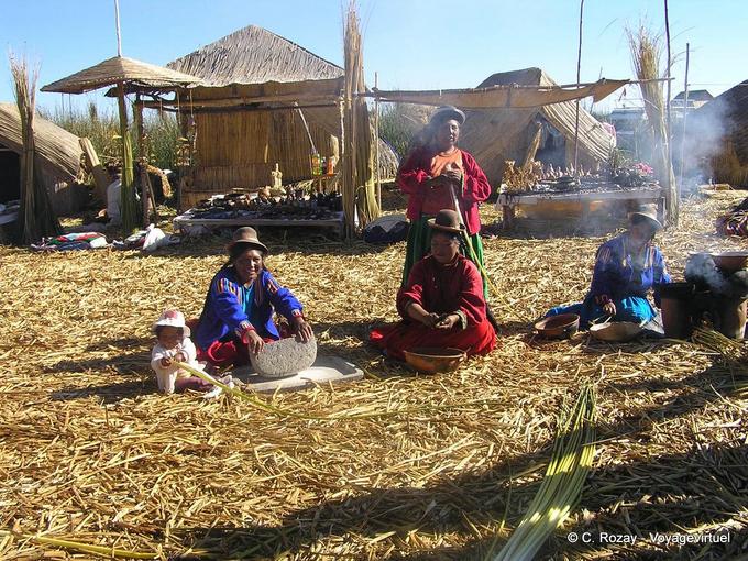 Préparation du repas chez les Ouros du Titicaca -Pérou