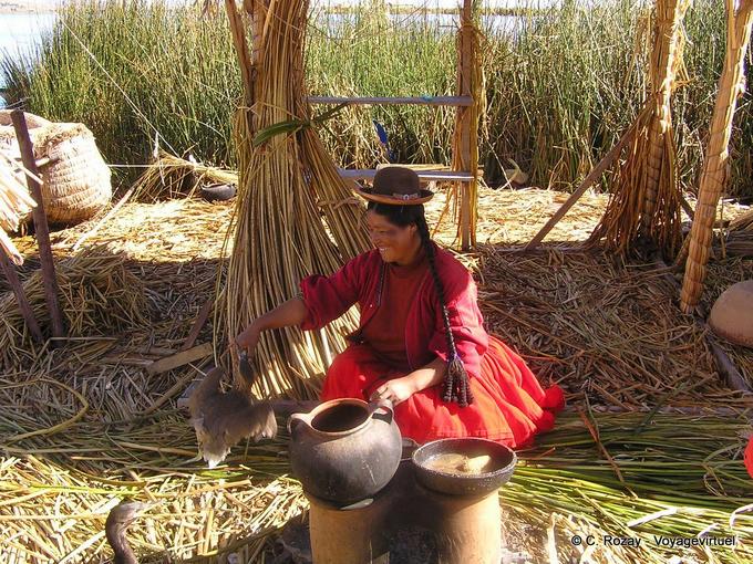 Partage avec la basse-cour en costume traditionnel, Titicaca -Pérou