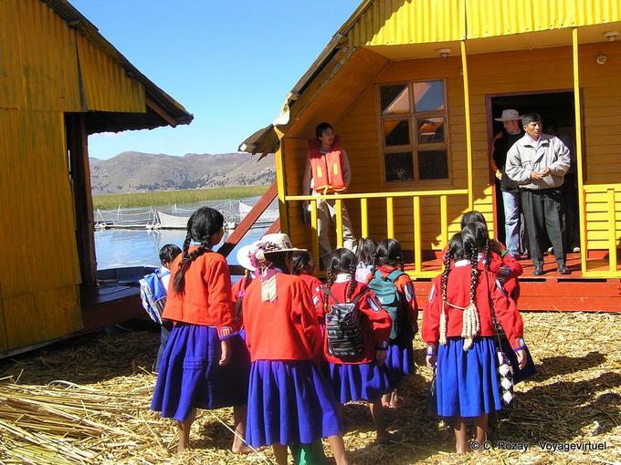 Nattes en rang devant l'école, Titicaca lake -Pérou