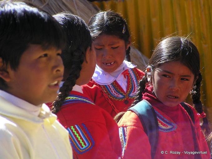 Portrait d'enfant Aymaras en uniforme pour l'école, lac Titicaca -Pérou