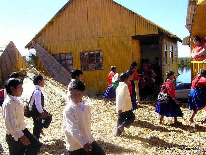 Jeunes indiens Aymaras rentrant à l'école, lac Titicaca -Pérou
