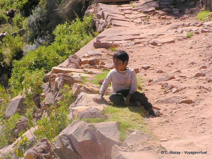 Enfant rêveur sur l'île Taquile, Titicaca -Pérou