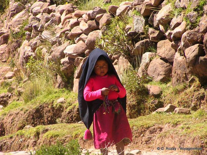 Jasmine, petite Taquileños en costume traditionnel, Île Taquile, Titicaca -Pérou