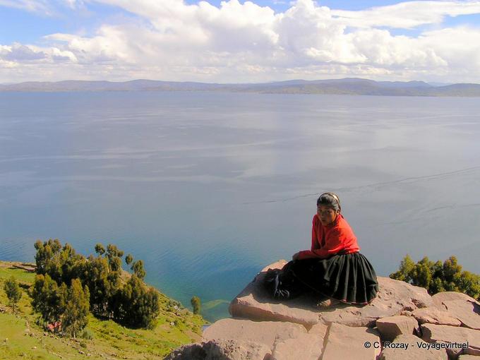 Méditation féminine à 4 050 mètres d'altitude, Île Taquile, Titicaca -Pérou